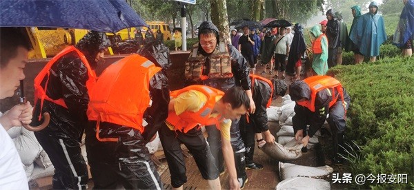 安陽(yáng)益和熱力集團(tuán)30人搶險(xiǎn)隊(duì)逆流而上，奮戰(zhàn)在抗洪一線(xiàn)